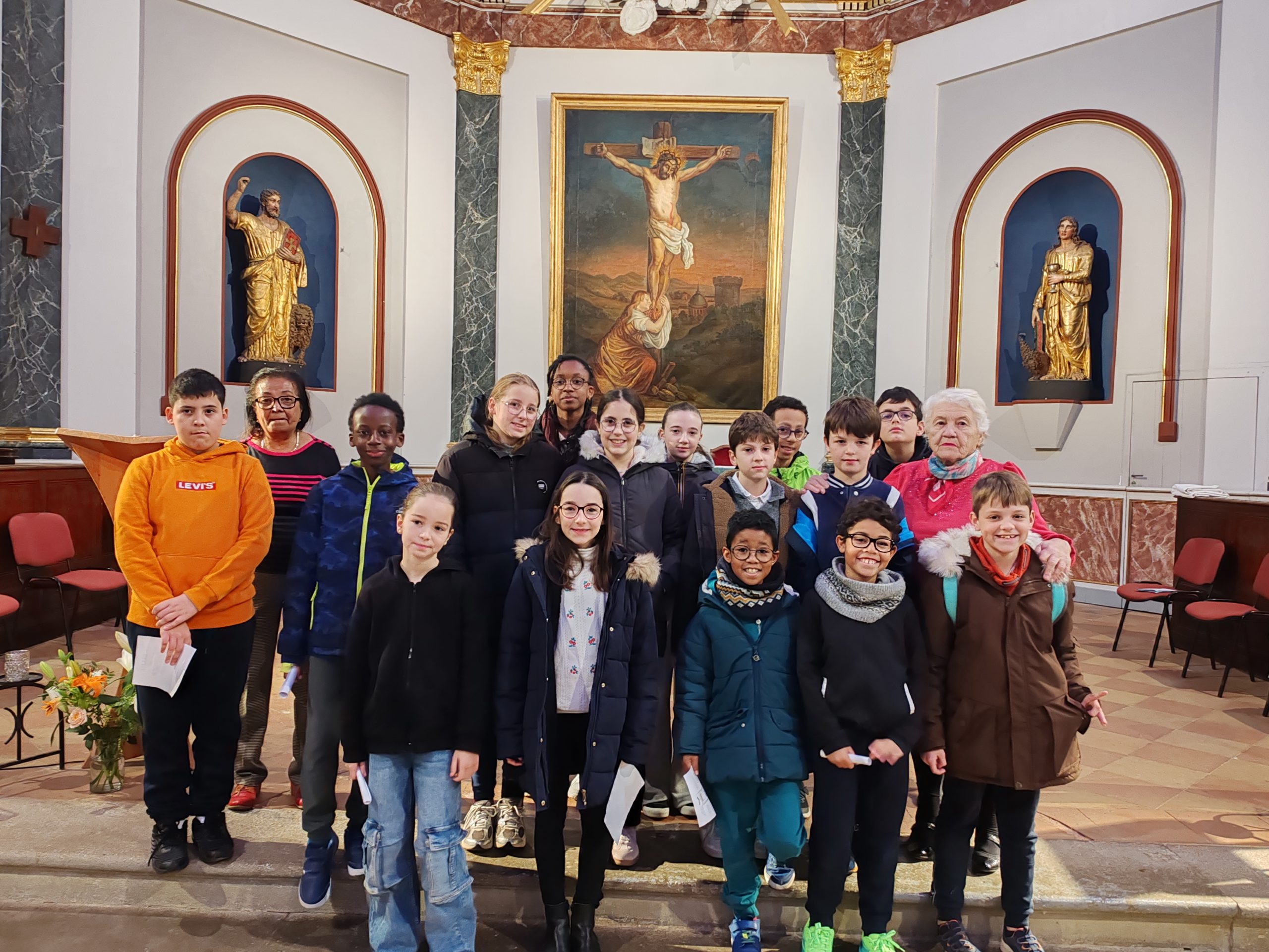 Des enfants du KT à la découverte du service des sacristines.